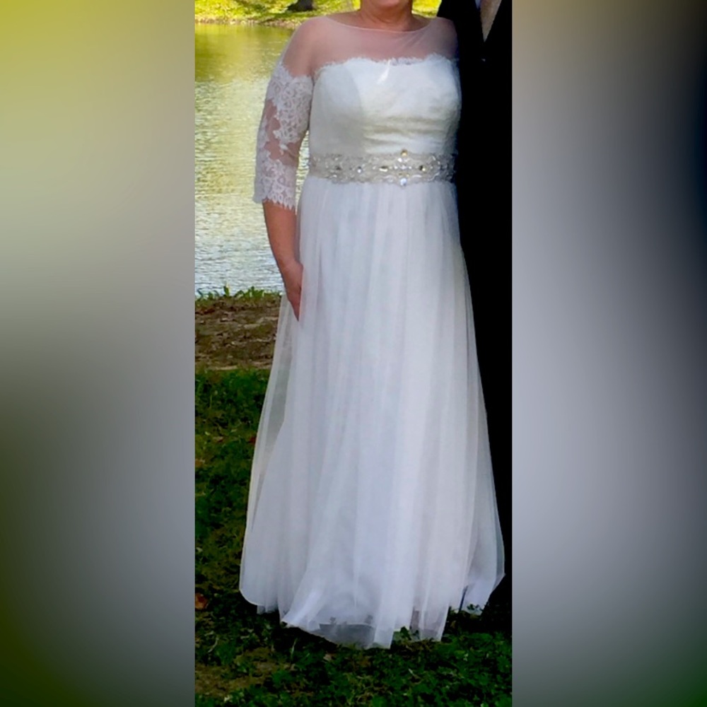 Elegant Light Ivory Lace Wedding Dress